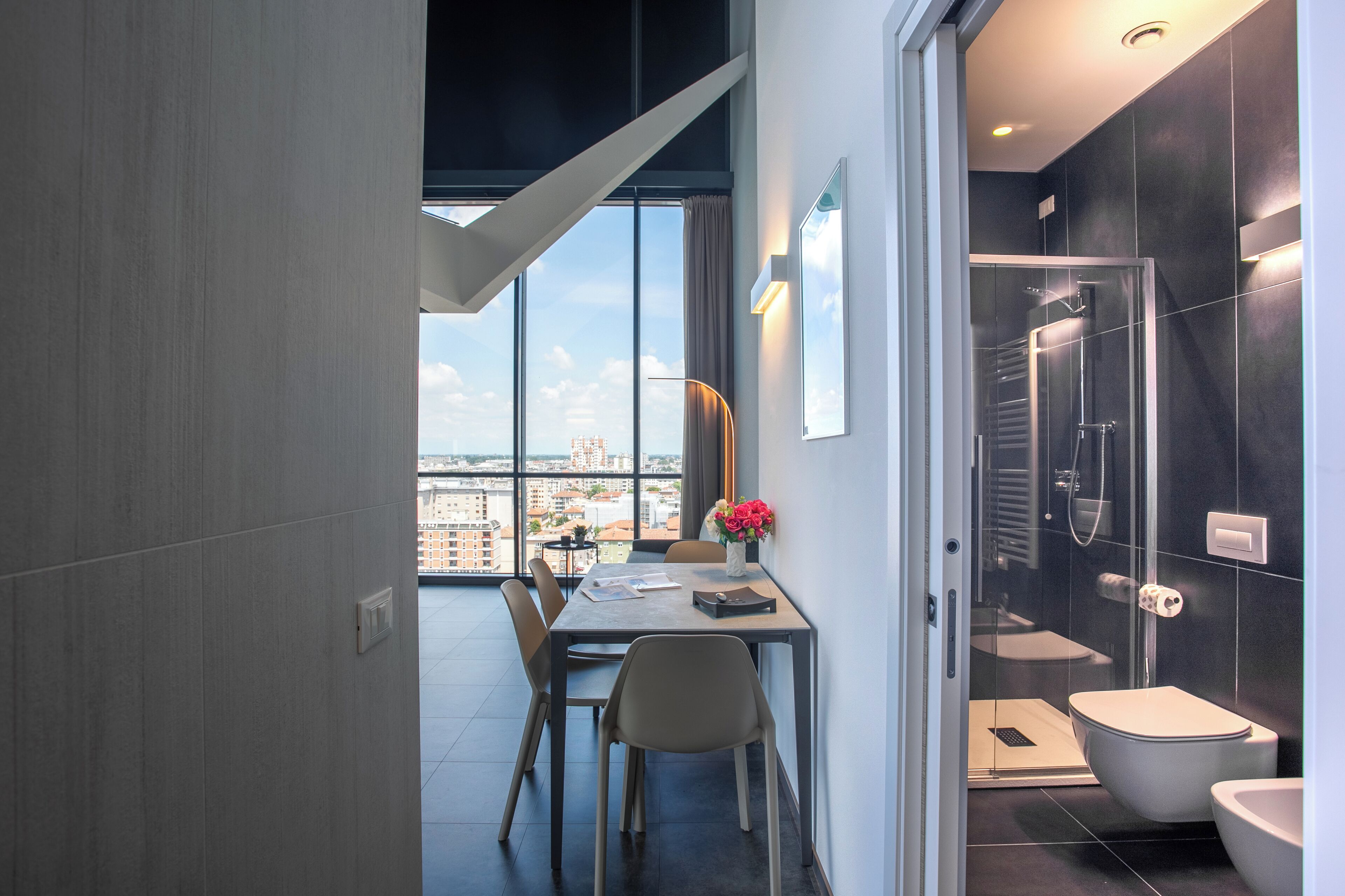 Apartamento luxo, vista para a cidade | Banheiro | Secador de cabelo, toalhas de banho, sabonete, shampoo