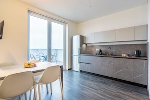 Deluxe-Apartment, Terrasse, Stadtblick | Eigene Küche