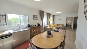 Eine moderne Wohnung mit Küche, Essbereich und Wohnzimmer.