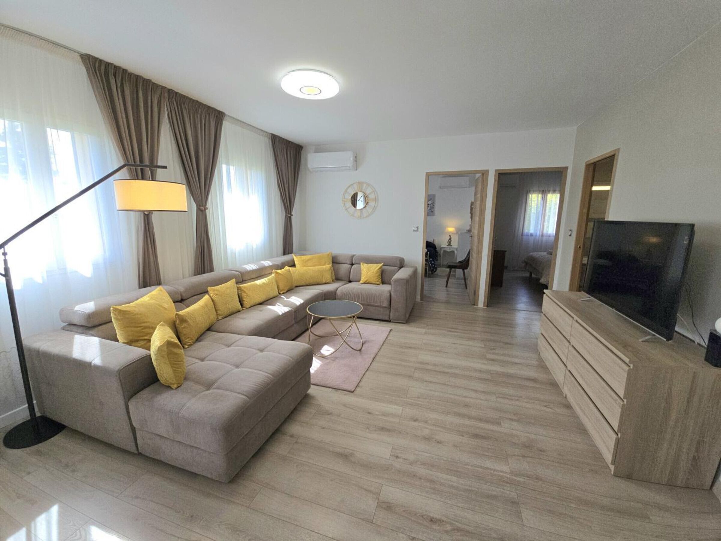 Télévision, table de tennis de table