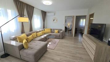 Télévision, table de tennis de table