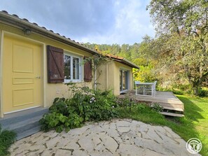 Terrace/patio - Cottage in Saint-Cybranet with private pool, pets allowed (Saint-Cybranet)