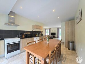 Fridge, microwave, dishwasher, coffee/tea maker - Cottage in Saint-Cybranet with private pool, pets allowed (Saint-Cybranet)