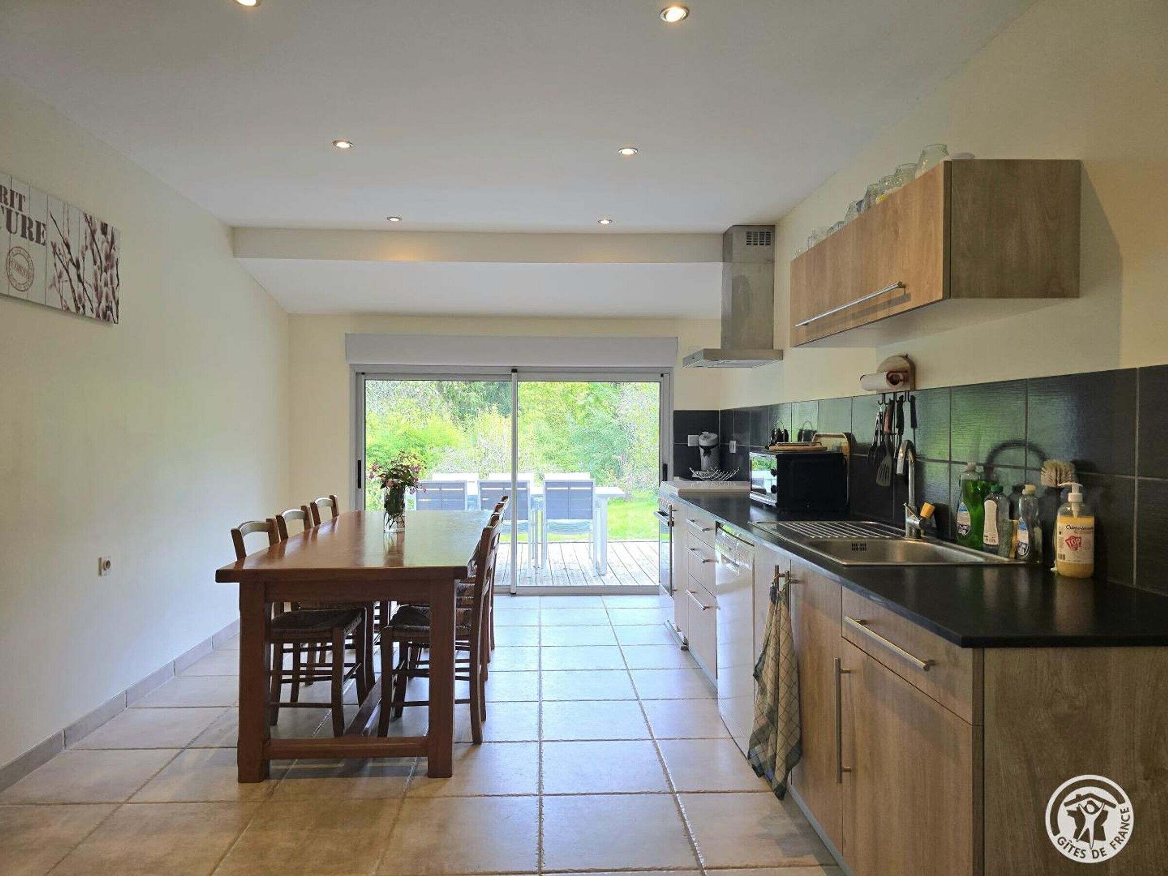 Jääkaappi, mikroaaltouuni, astianpesukone, kahvin-/teenkeitin