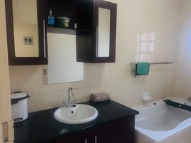 Bañera, artículos de tocador gratuitos, toallas, jabón