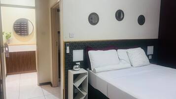 Deluxe-enkeltværelse | Skrivebord, arbejdsområde til bærbare computere, strygejern/strygebræt