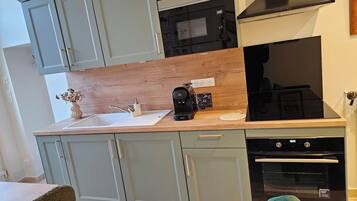 Frigorífico, microondas, horno y placa de cocina