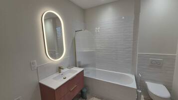 Serviettes fournies, savon, papier toilette