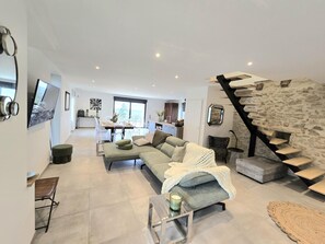 TV, table tennis - Large Family House with Private Pool and Pets Welcome (Coubjours)