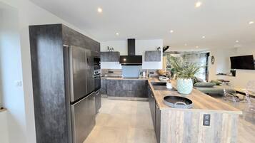 Réfrigérateur, micro-ondes, four, lave-vaisselle