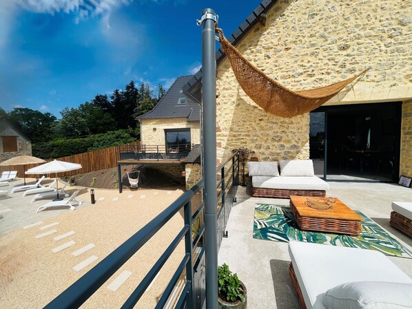 Terrace/patio - Large Family House with Private Pool and Pets Welcome (Coubjours)