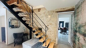 A staircase with wooden steps and black railings leading to an upper floor. - Large Family House with Private Pool and Pets Welcome (Coubjours)