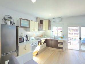 Fridge, microwave, oven, coffee/tea maker