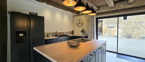 Kühlschrank, Mikrowelle, Ofen, Geschirrspüler