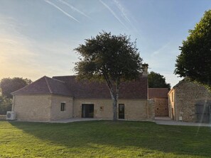 Exterior - Stone house in Périgord, sleeps 10, authentic charm (La Chapelle-Aubareil)