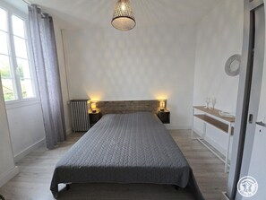 5 bedrooms, free WiFi - Large house with private pool, parking, and pets allowed (Villamblard)