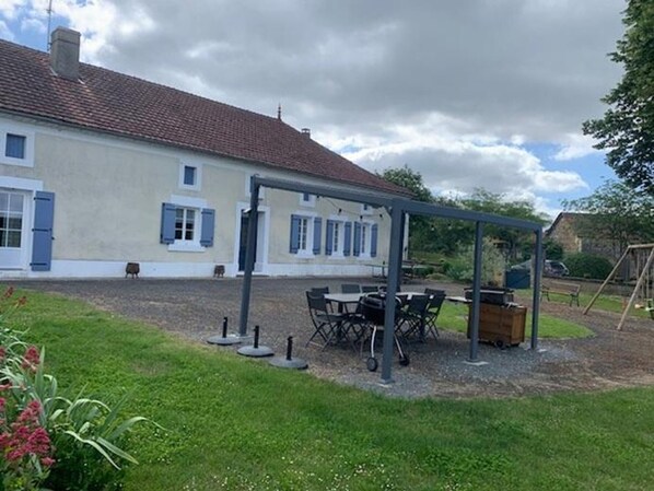 Outdoor dining - Large house with private pool, parking, and pets allowed (Villamblard)