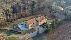 Un'ampia casa con un patio spazioso e una piscina.