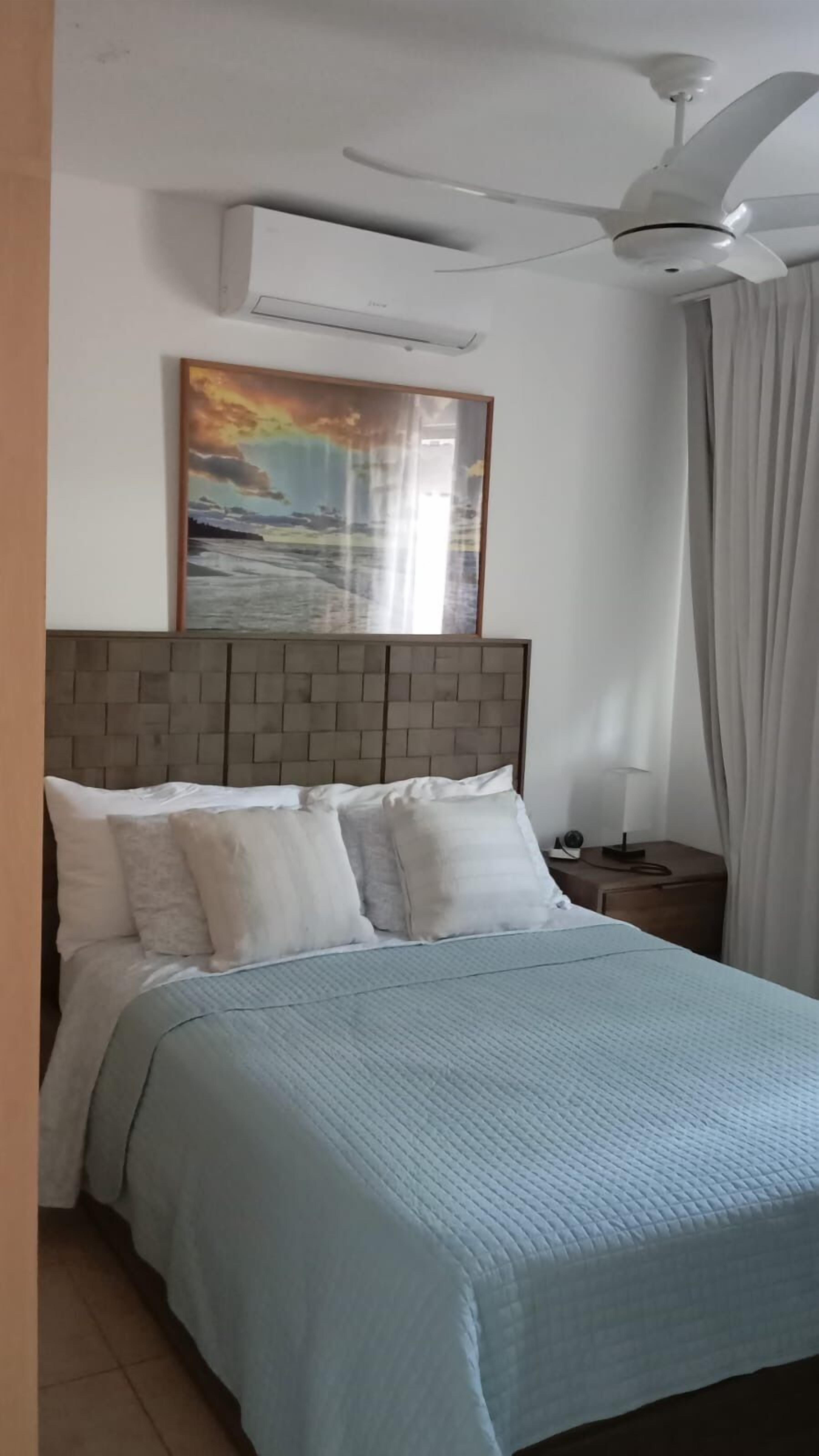 Cortinas blackout, tabla de planchar con plancha y wifi gratis 