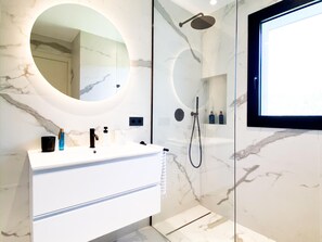 Hair dryer, towels - Costa Brava: Luxury Villa with Private Pool and Energy Efficiency (Platja d'Aro)