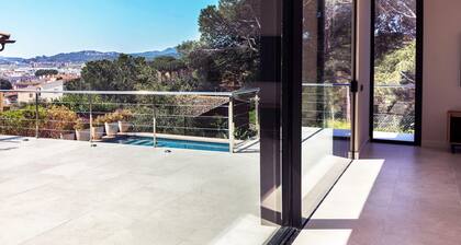Costa Brava : Villa de luxe moderne avec piscine privée et efficacité énergétique