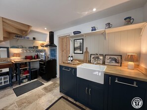 Réfrigérateur, micro-ondes, cafetiÚre/bouilloire, grille-pain