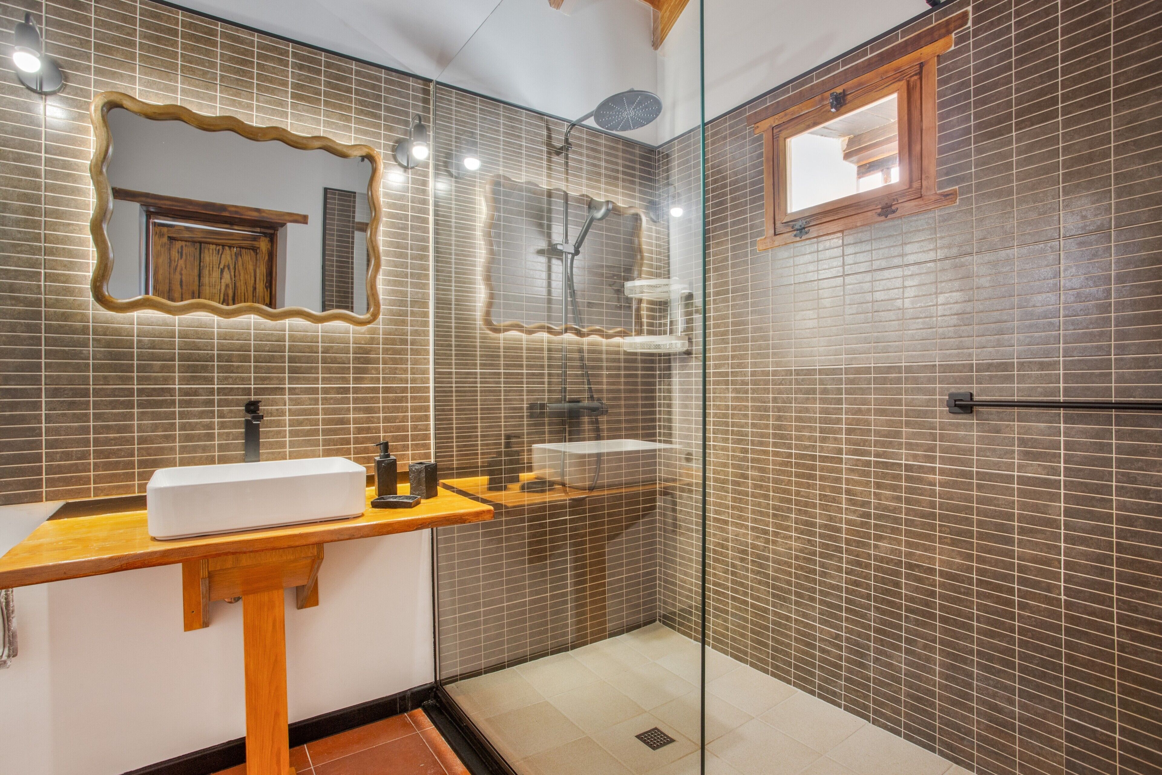 Een douche, een haardroger, handdoeken