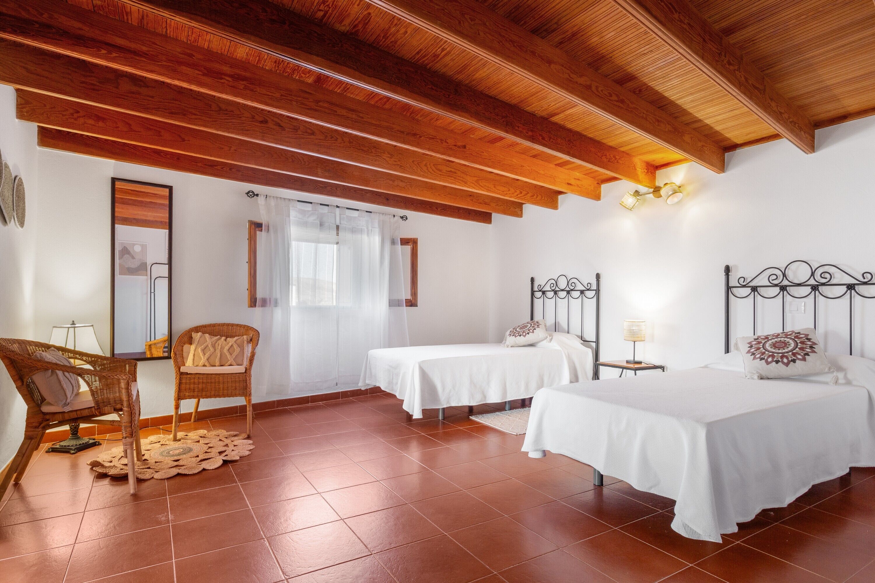 2 dormitorios, tabla de planchar con plancha, wifi y ropa de cama