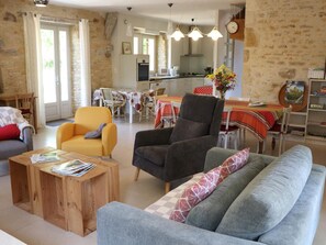 TV, fireplace - Spacious countryside house with garden and terrace (Saint-Martial-de-Nabirat)