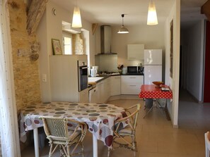 Fridge, microwave, oven, dishwasher - Spacious countryside house with garden and terrace (Saint-Martial-de-Nabirat)