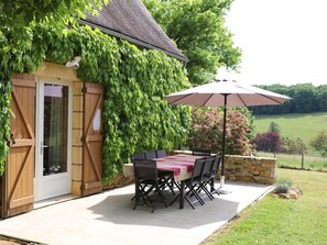 Outdoor dining - Spacious countryside house with garden and terrace (Saint-Martial-de-Nabirat)