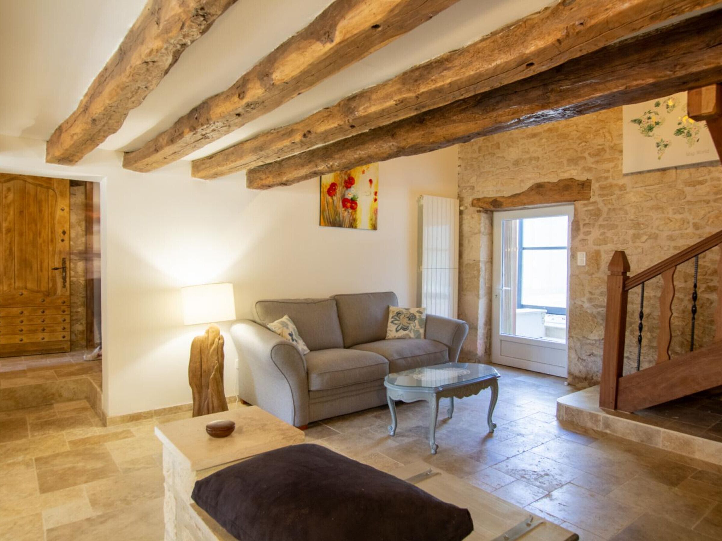 Una televisión, una mesa de tenis de mesa