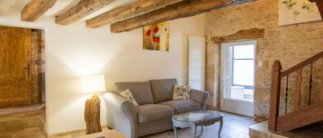 Una televisión, una mesa de tenis de mesa