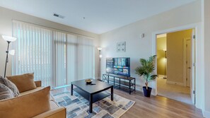 Living area - peaceful Stamford stay with AC (Stamford)