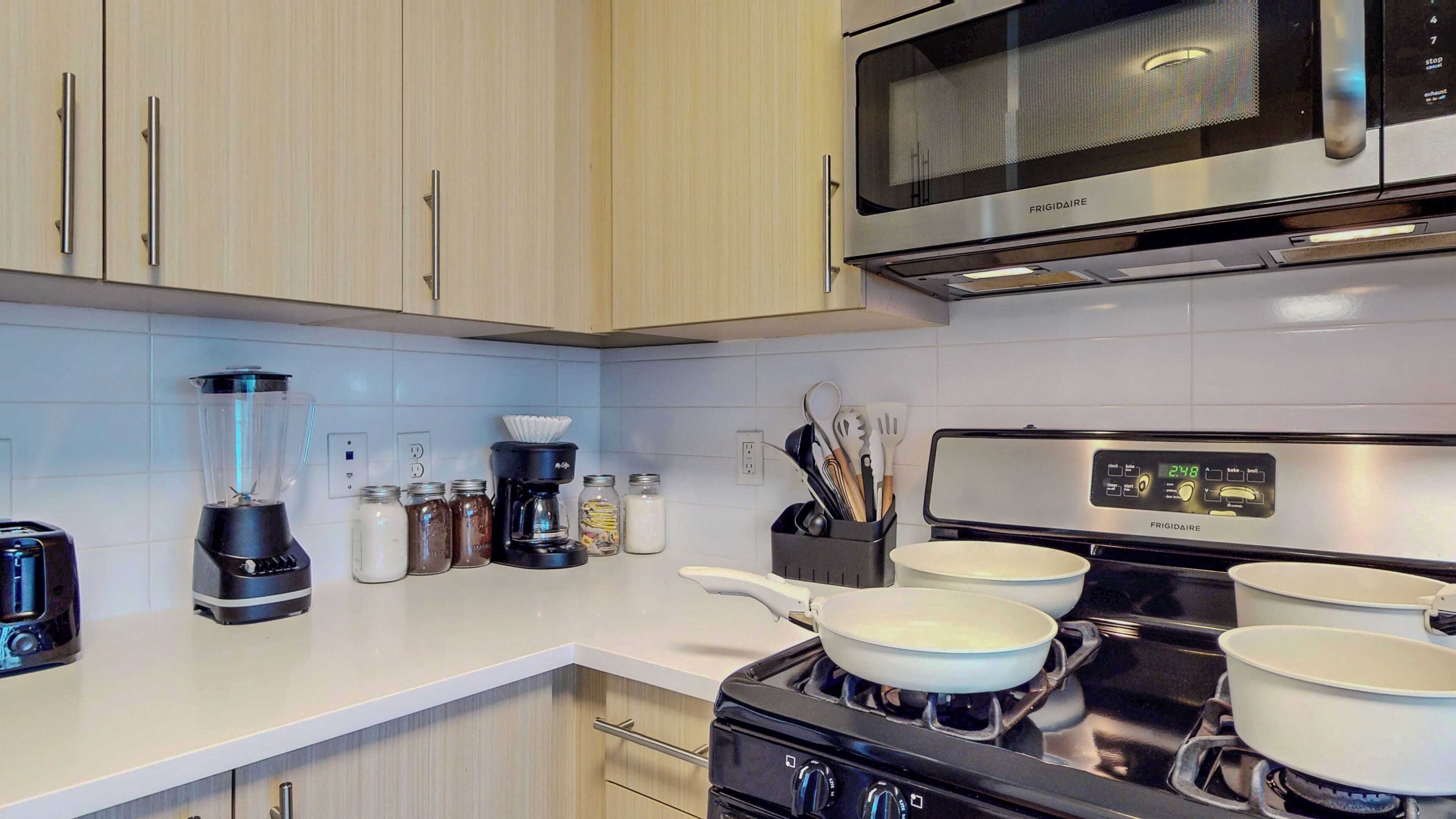 Fridge, oven, stovetop, dishwasher