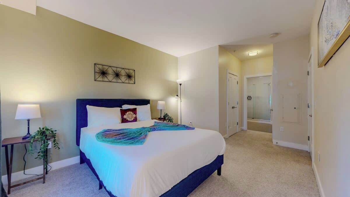 Tabla de planchar con plancha, wifi gratis y ropa de cama 