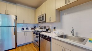 Een koelkast, een magnetron, een oven, een kookplaat