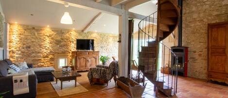 TV, fireplace, ping pong