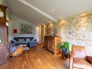 Télévision, cheminée, table de tennis de table