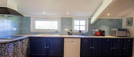 冷蔵庫、電子レンジ、オーブン、食器洗い機