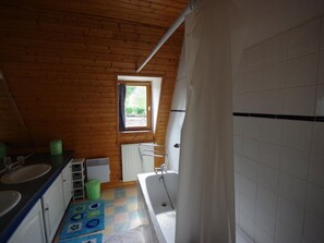 Bathroom - Charming cottage for 12 with WiFi, pets, and parking near Sarlat (Marcillac-Saint-Quentin)