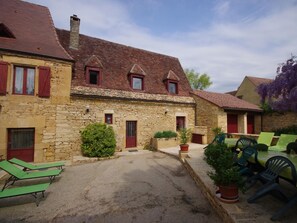 Outdoor dining - Charming cottage for 12 with WiFi, pets, and parking near Sarlat (Marcillac-Saint-Quentin)