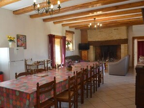 Dining - Charming cottage for 12 with WiFi, pets, and parking near Sarlat (Marcillac-Saint-Quentin)