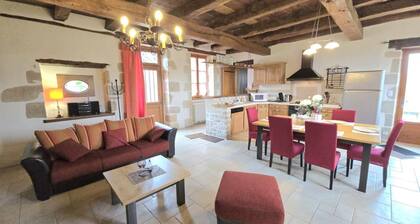 Charmante maison à Hautefort avec piscine privée, animaux admis