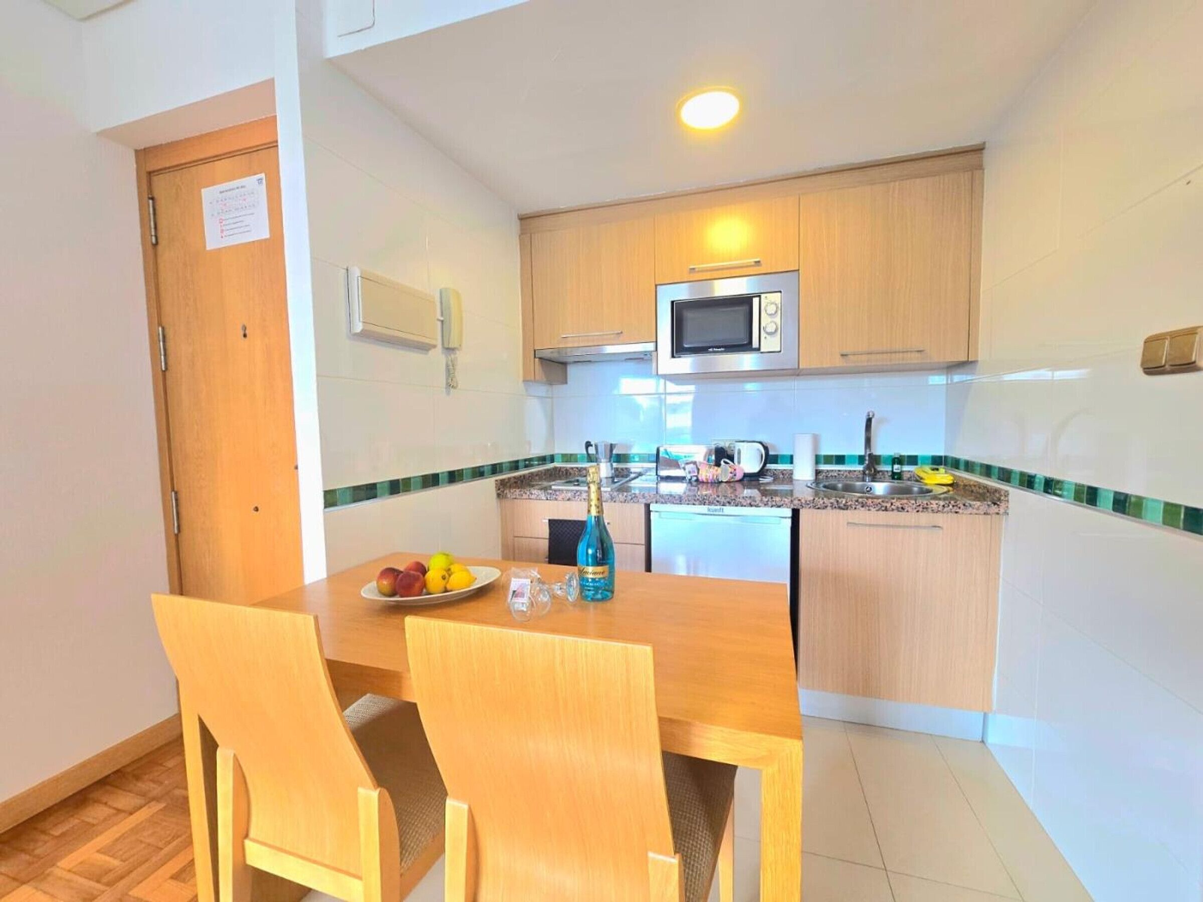 Een koelkast, een magnetron, een broodrooster