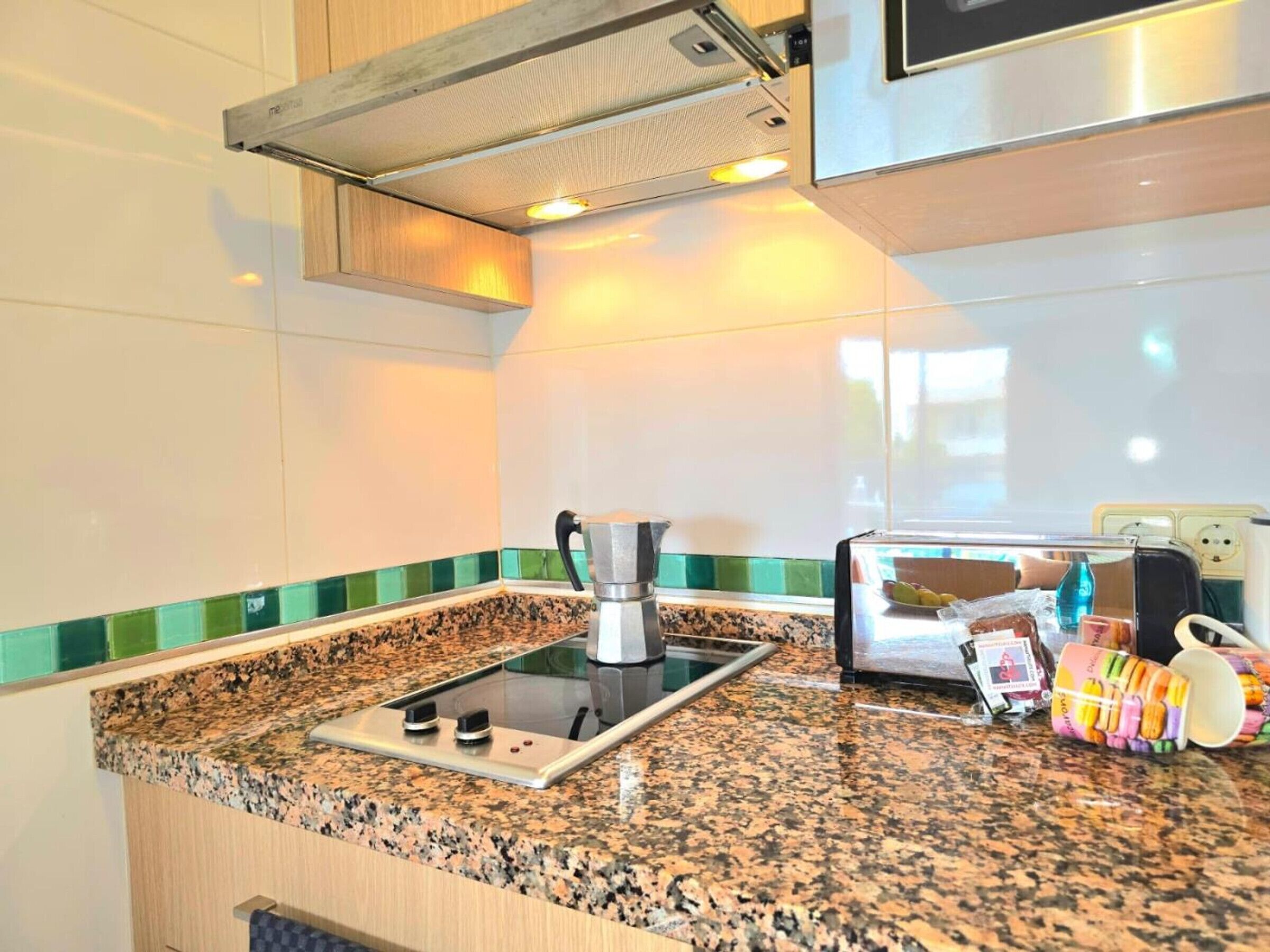 Réfrigérateur, micro-ondes, grille-pain