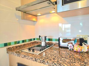 Een koelkast, een magnetron, een broodrooster