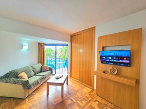 TV - Modern studio in Benalmádena with sea view and pool (Benalmádena)