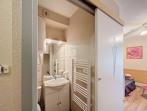 Bathroom - Studio in Lamalou-les-Bains near center with Wifi (Lamalou-les-Bains)