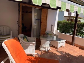 Outdoor dining - Ground Floor Apartment in Estival Park with Terrace, Pool & Parking Near La Pineda Beach (La Pineda)